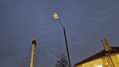 Broken Streeth Light on Francis Road